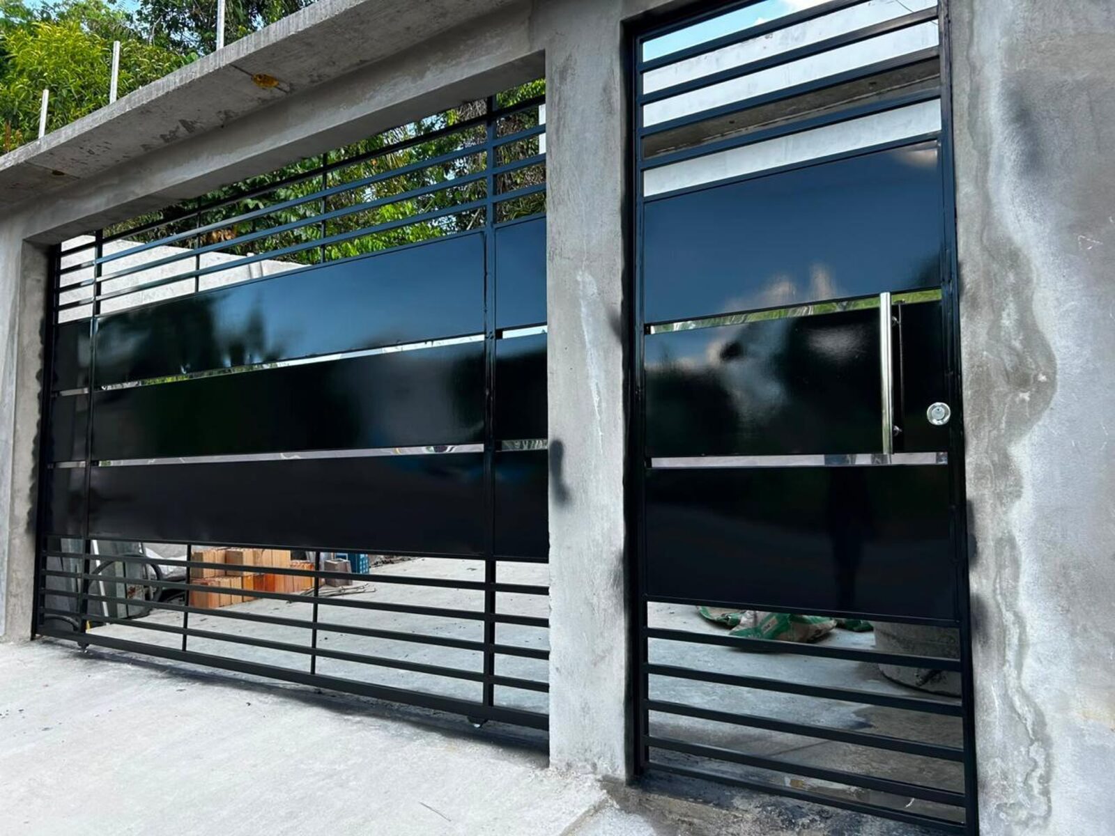 Portão de garagem metálico instalado pela Aço&Cia em Manaus